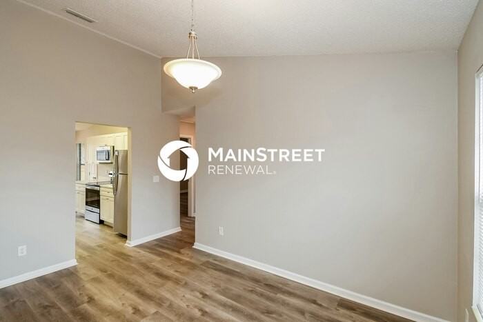 8236 Sawmill Creek Dr - Photo 4 of 16