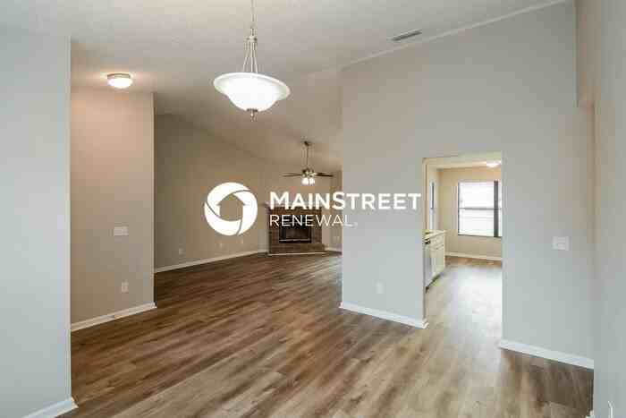 8236 Sawmill Creek Dr - Photo 5 of 16