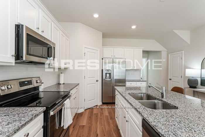 28209 Wave Crest Pl - Photo 4 of 20