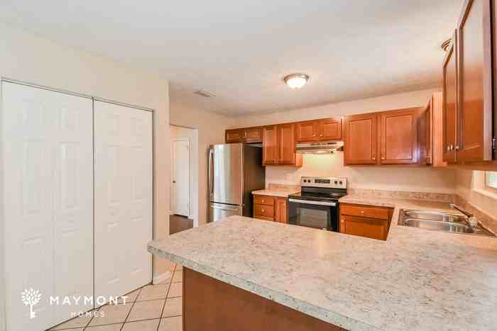 11042 Bacall Rd W - Photo 6 of 11