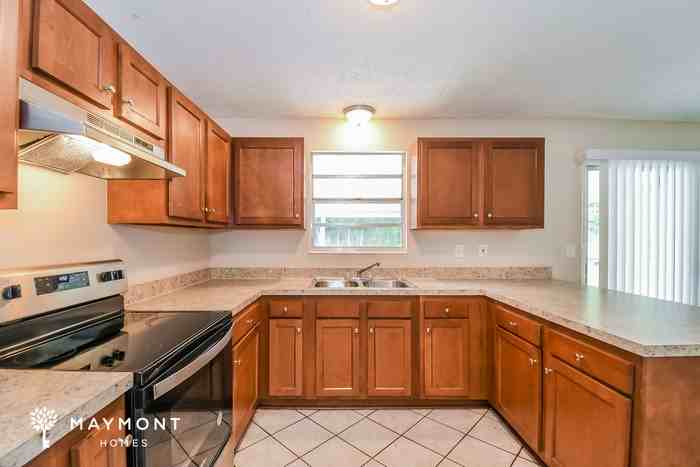 11042 Bacall Rd W - Photo 7 of 11