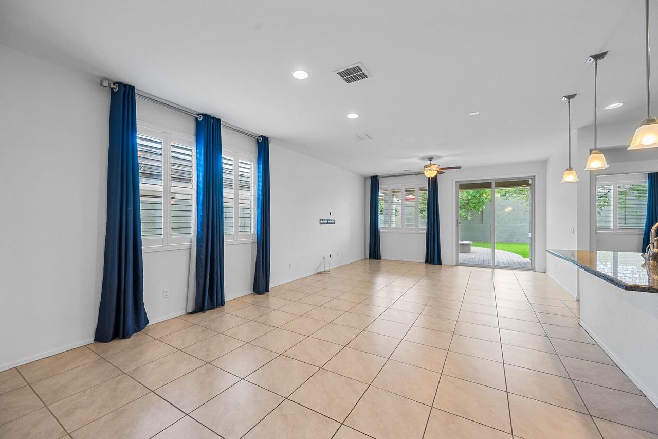 2543 West Arroyo Way - Photo 4 of 27