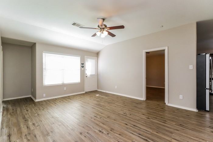 816 Lightningbug Ln - Photo 3 of 16