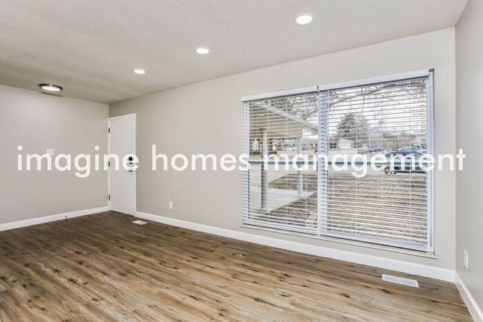 1750 Redcoat Dr - Photo 5 of 17