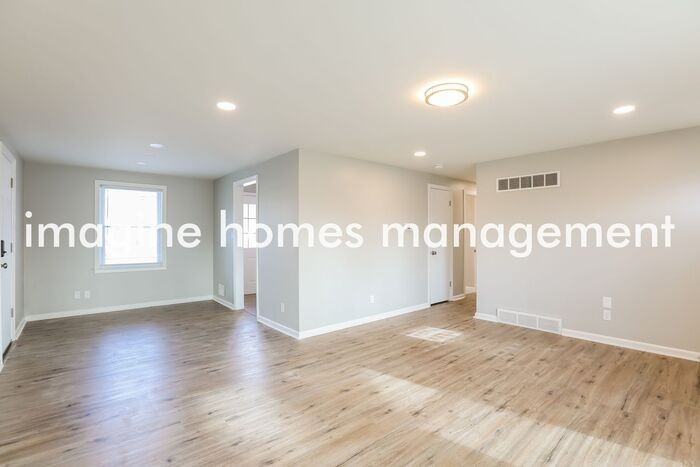 9010 W 82nd St - Photo 5 of 17