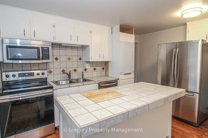 19711 Bartlett Rd - Photo 7 of 30