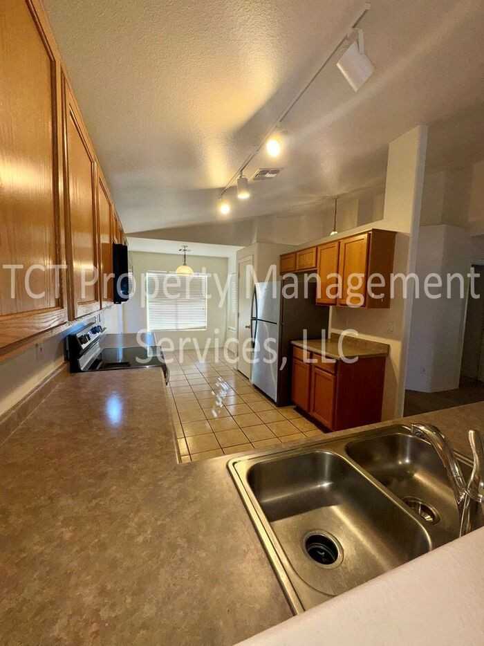 2438 S Harper - Photo 5 of 18