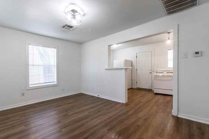 2506 N Elm St - Photo 3 of 9