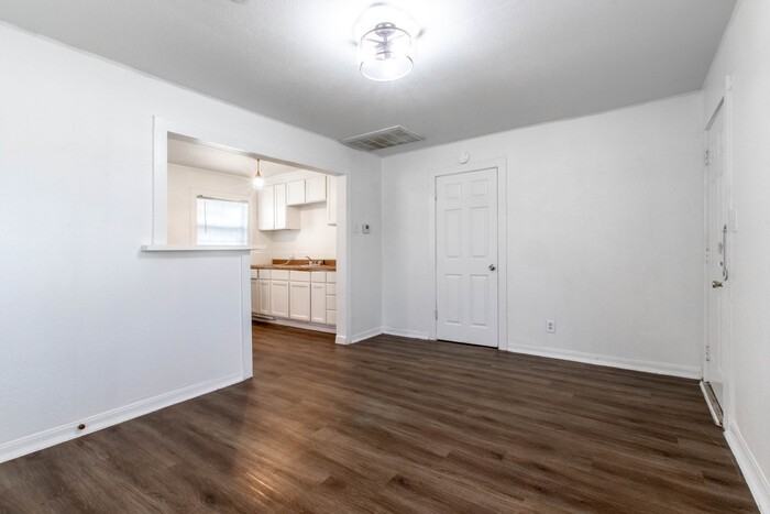 2506 N Elm St - Photo 4 of 9