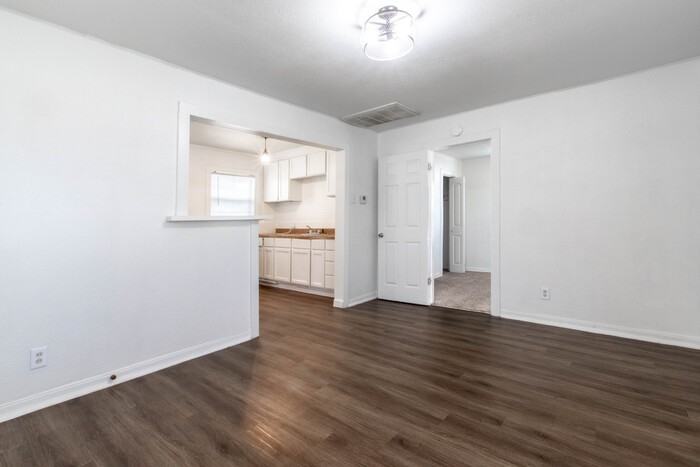 2506 N Elm St - Photo 5 of 9