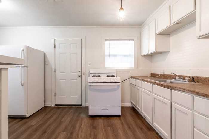 2506 N Elm St - Photo 6 of 9