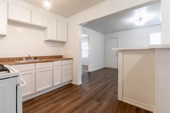 2506 N Elm St - Photo 7 of 9