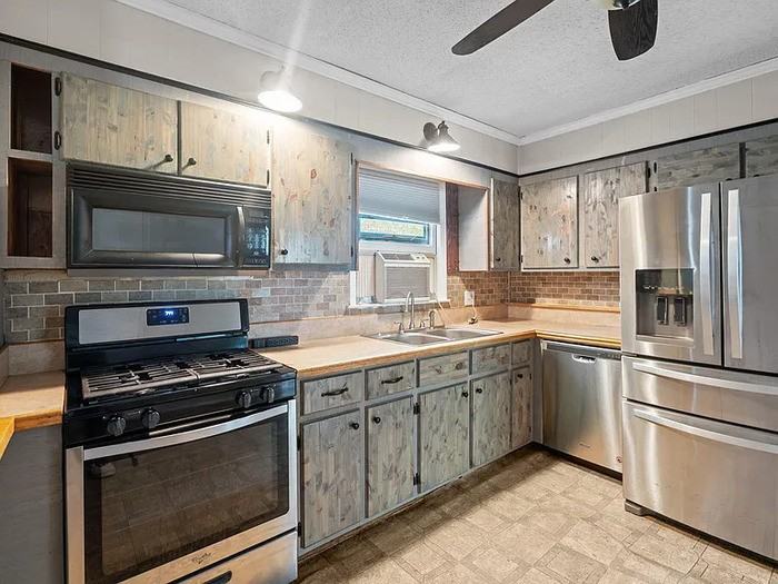 2934 Academy St - Photo 3 of 38