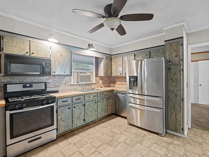 2934 Academy St - Photo 5 of 38