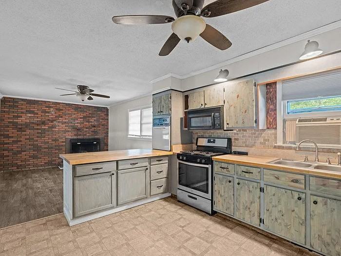 2934 Academy St - Photo 6 of 38