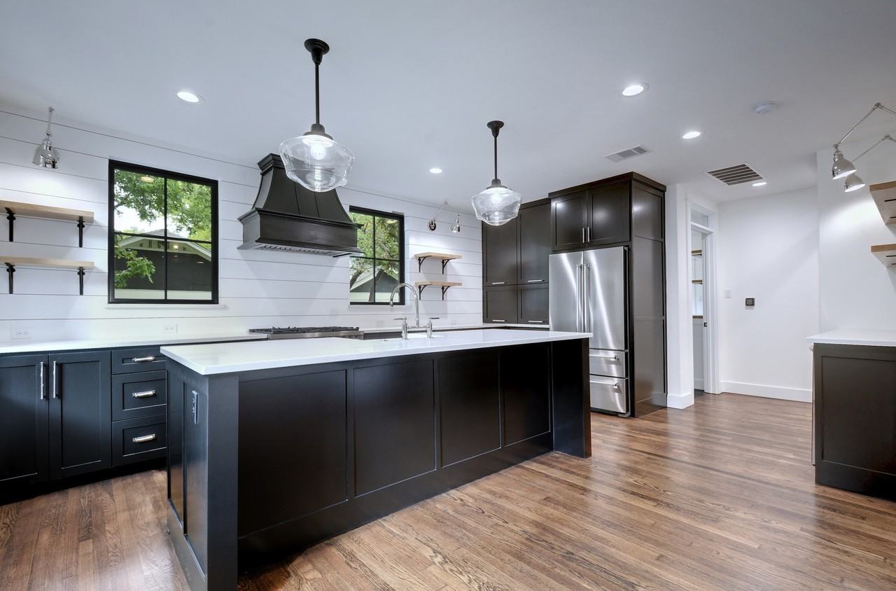 1110 W 22nd 1/2 St #NA - Photo 3 of 25