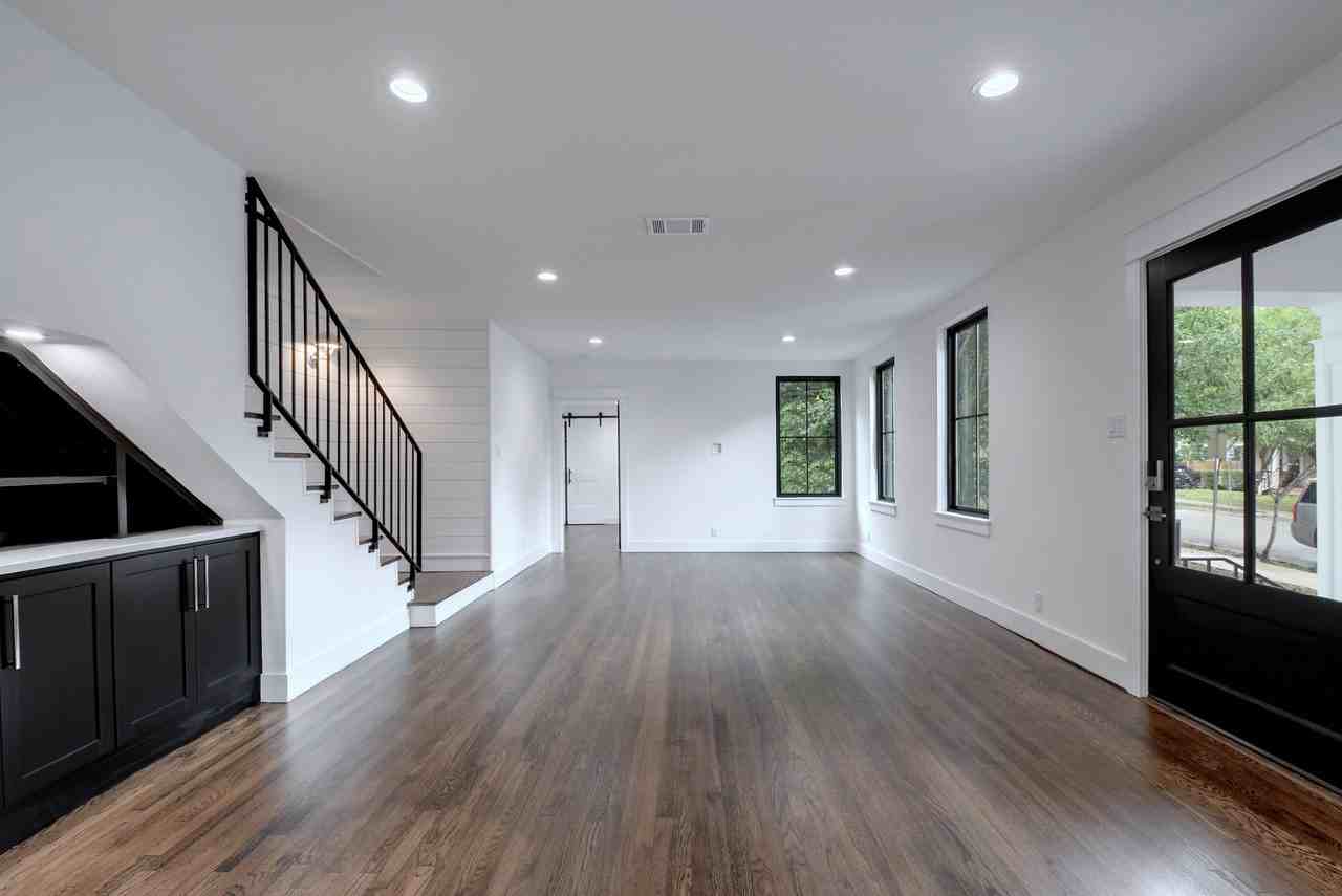 1110 W 22nd 1/2 St #NA - Photo 5 of 25