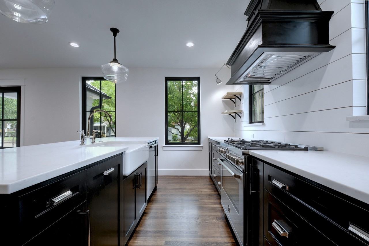 1110 W 22nd 1/2 St #NA - Photo 6 of 25