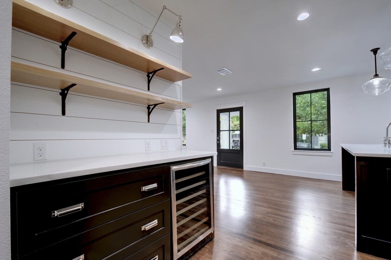 1110 W 22nd 1/2 St #NA - Photo 7 of 25