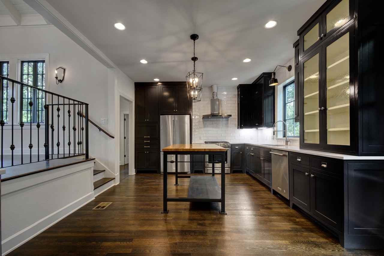 1208 W 22nd 1/2 St #NA - Photo 4 of 20