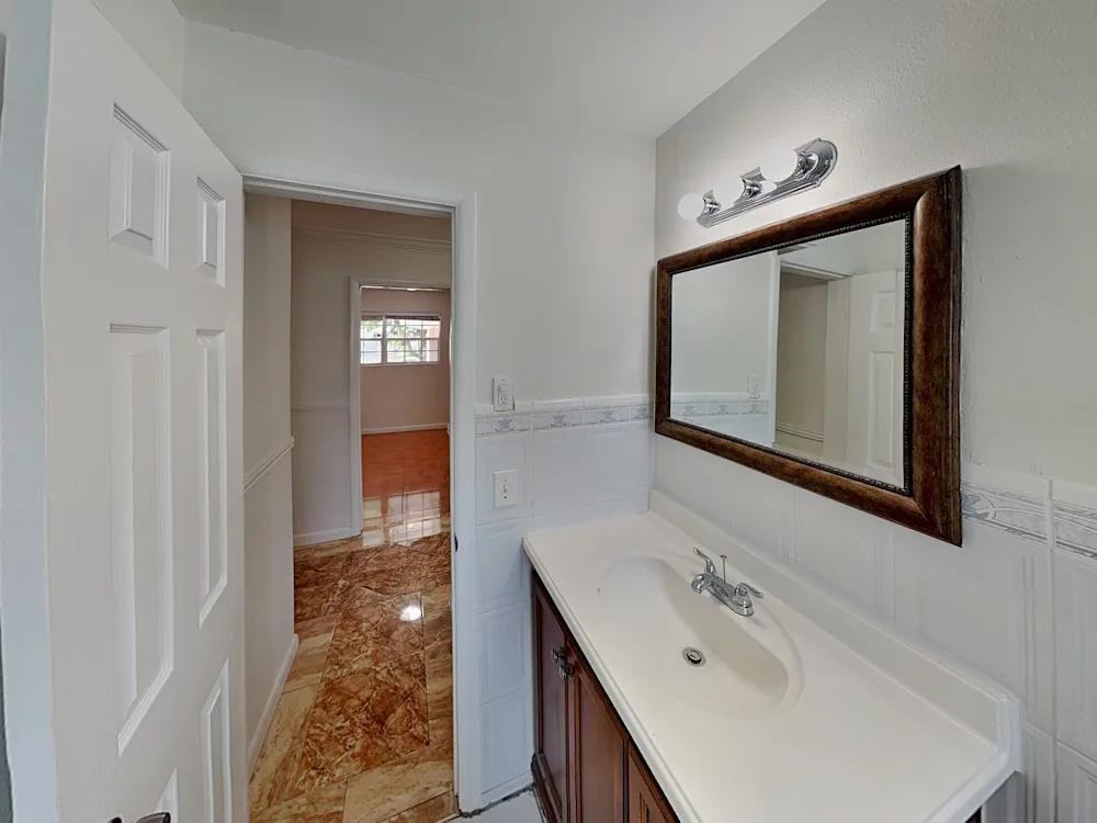 812 Sw 2nd St #NA - Photo 4 of 9