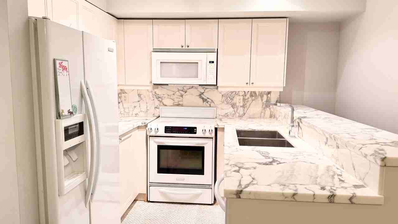 Jarvis St & Carlton St. - Photo 5 of 8