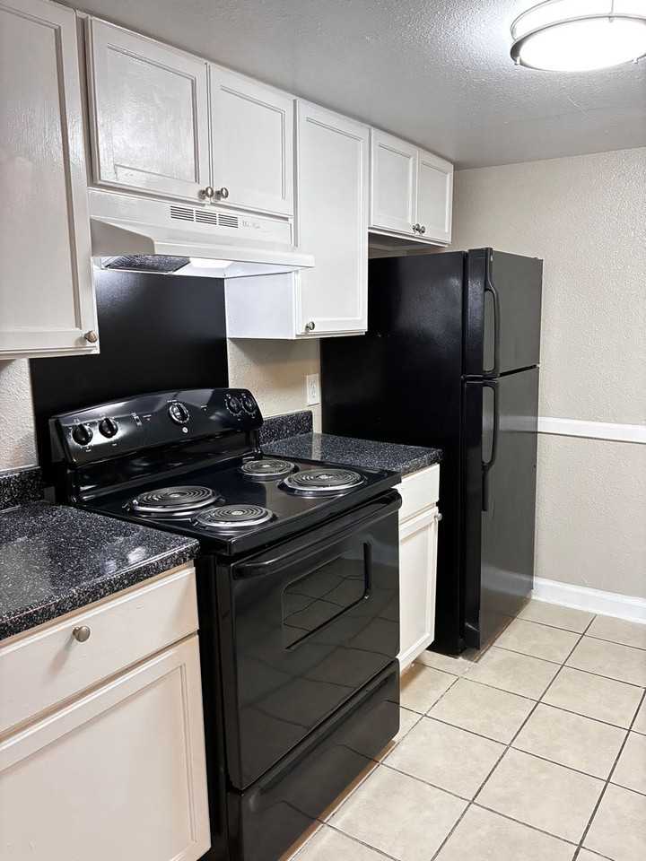 Spanish Court Apartments - Photo 2 of 12