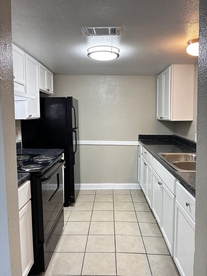 Spanish Court Apartments - Photo 4 of 12