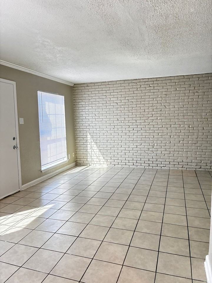 Spanish Court Apartments - Photo 5 of 12