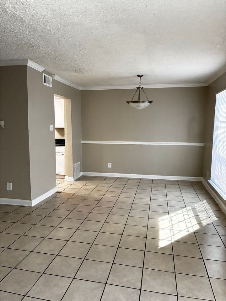 Spanish Court Apartments - Photo 7 of 12
