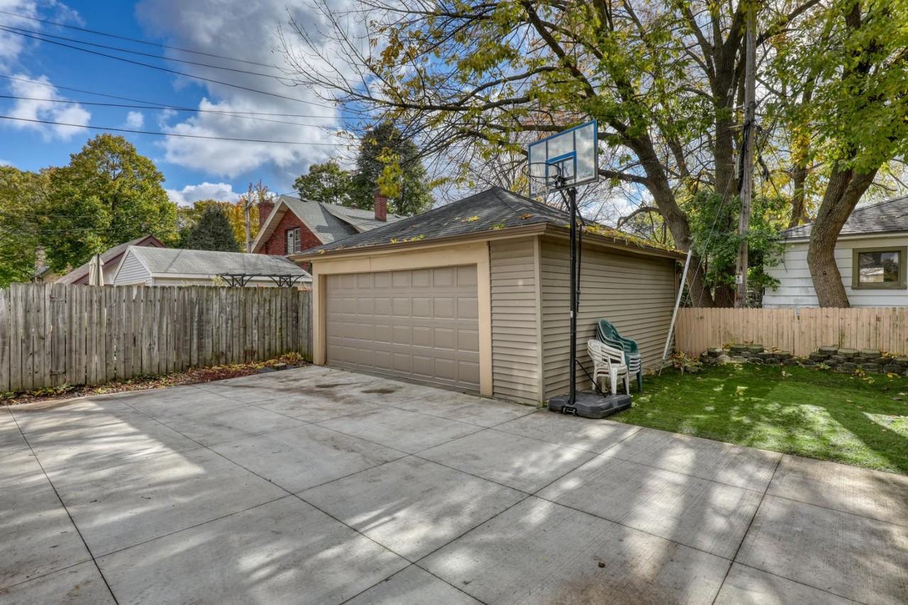 5113 W Wisconsin Ave - Photo 3 of 10