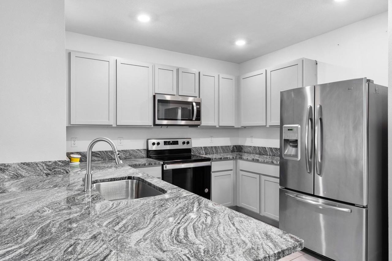 17037 Oval Rum Dr - Photo 6 of 11