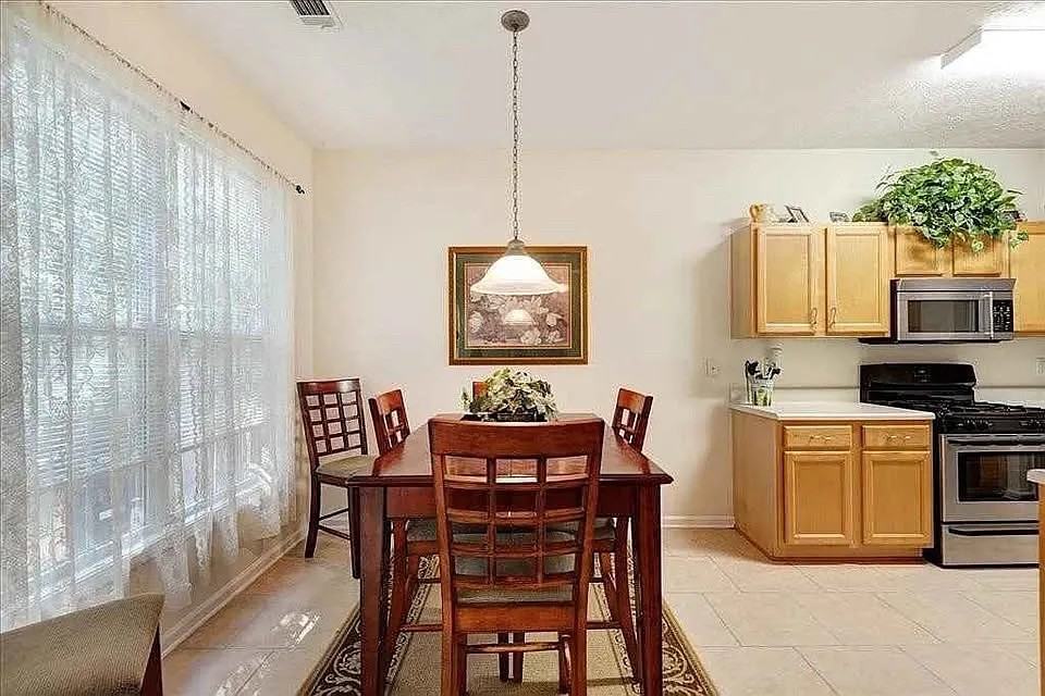 3032 Kentmere Dr - Photo 6 of 10