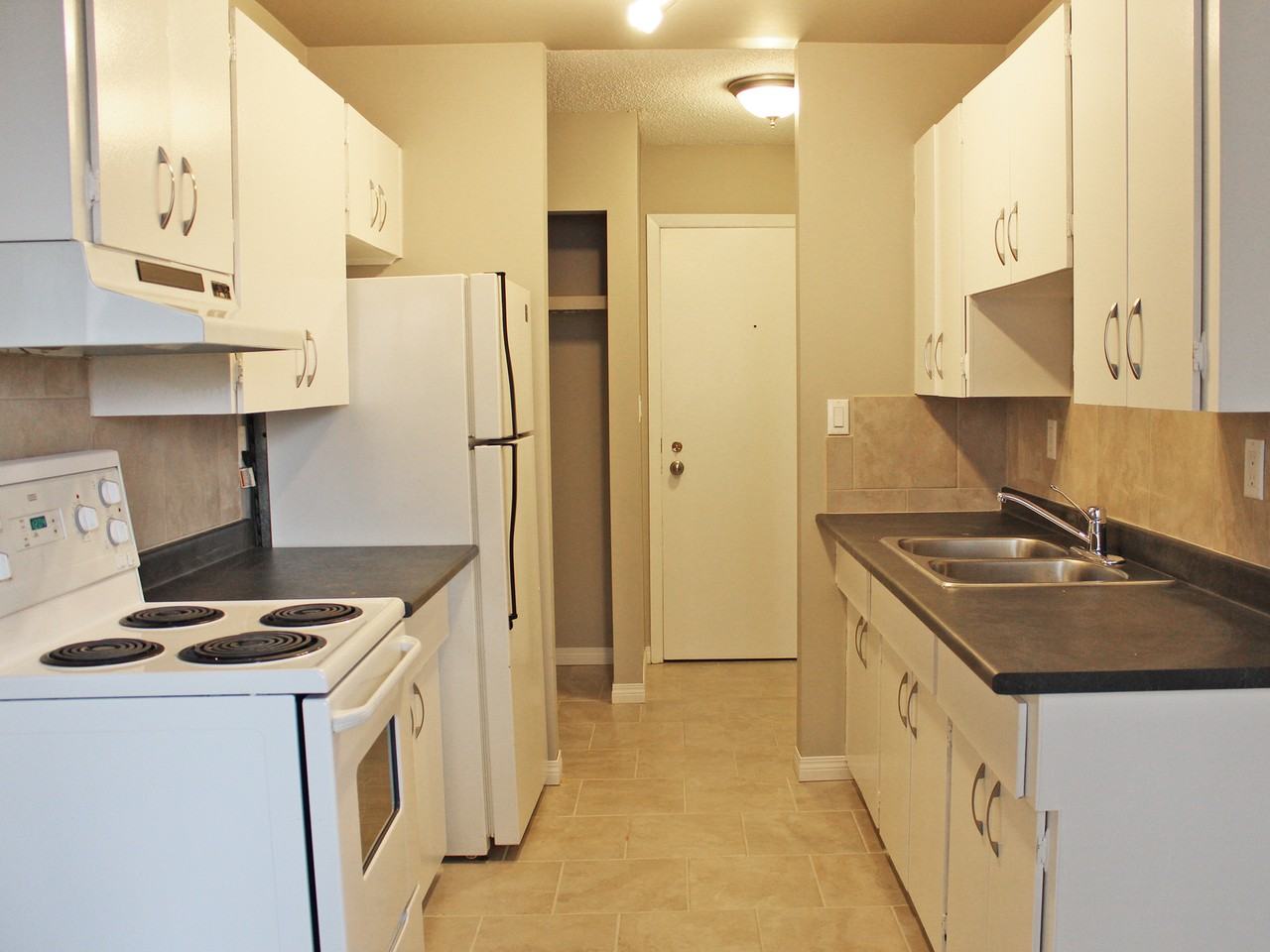 Capital Manor - Photo 4 of 8