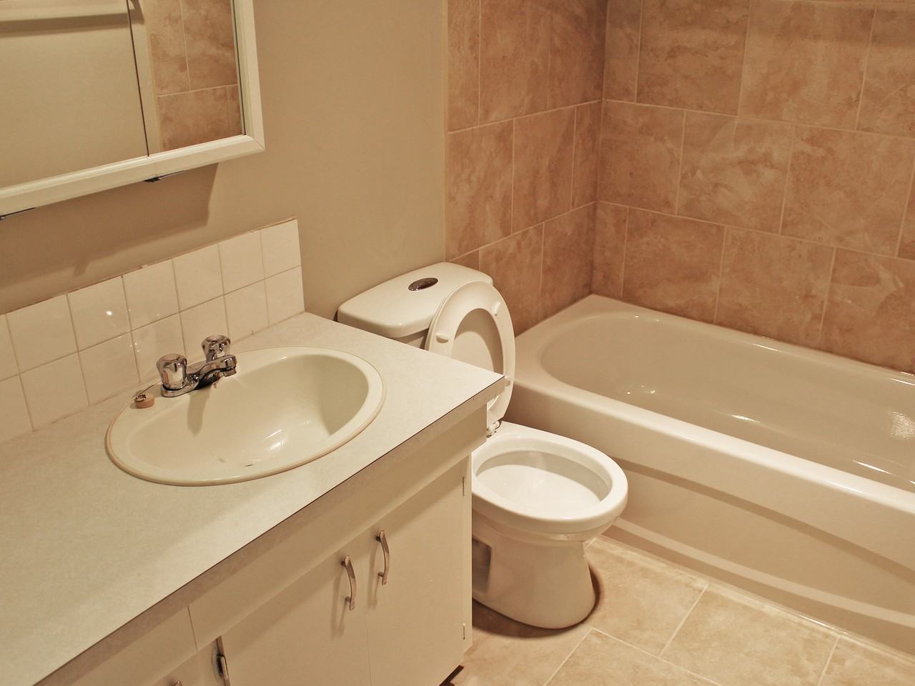 Capital Manor - Photo 6 of 8