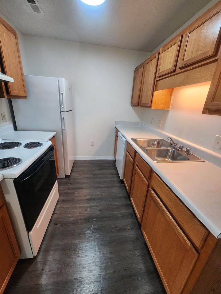 Castlewood Apartments - Photo 5 of 23