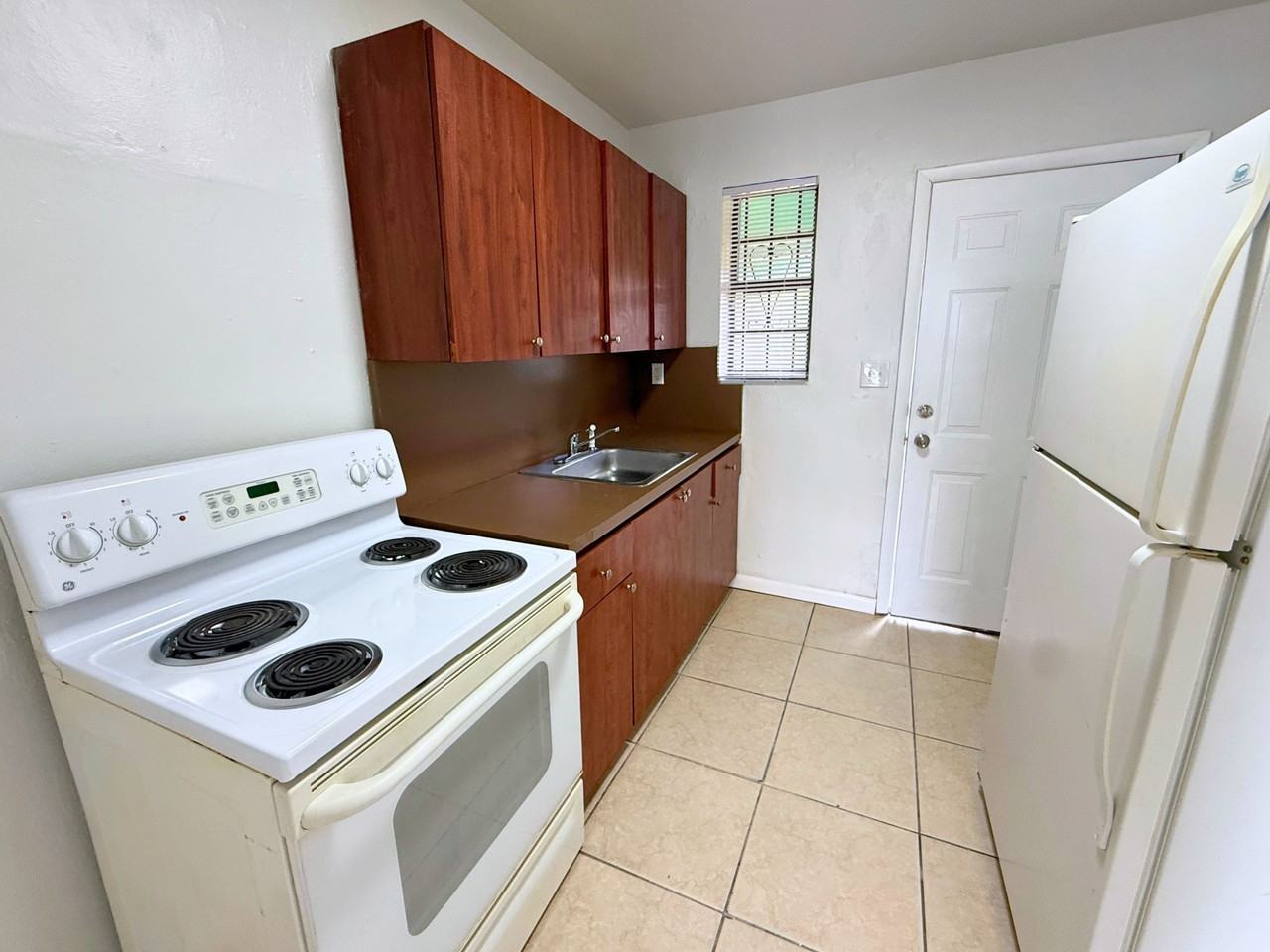 1490 Ne 152nd St - Photo 4 of 17