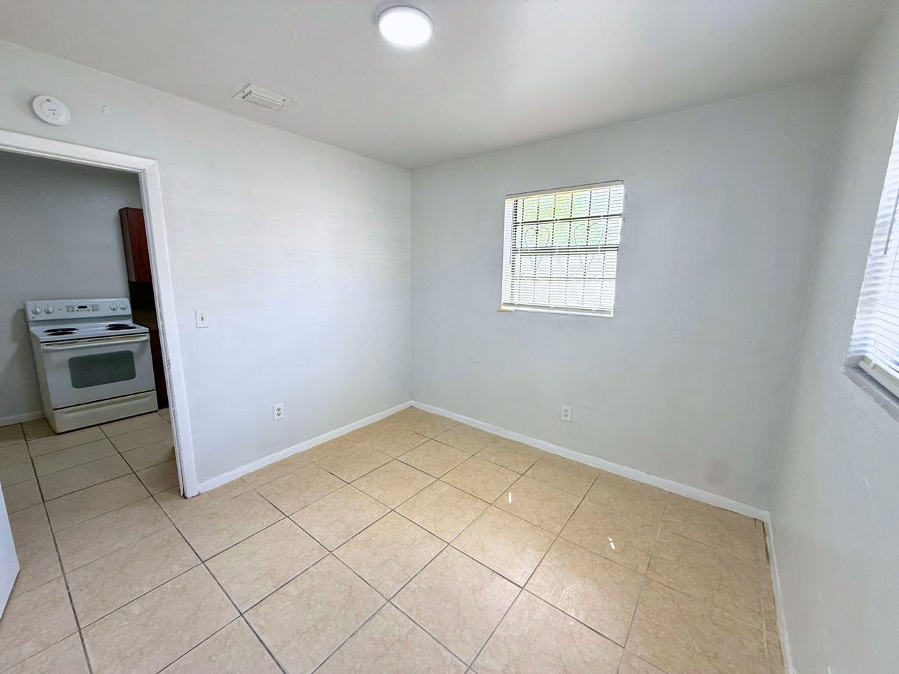 1490 Ne 152nd St - Photo 6 of 17