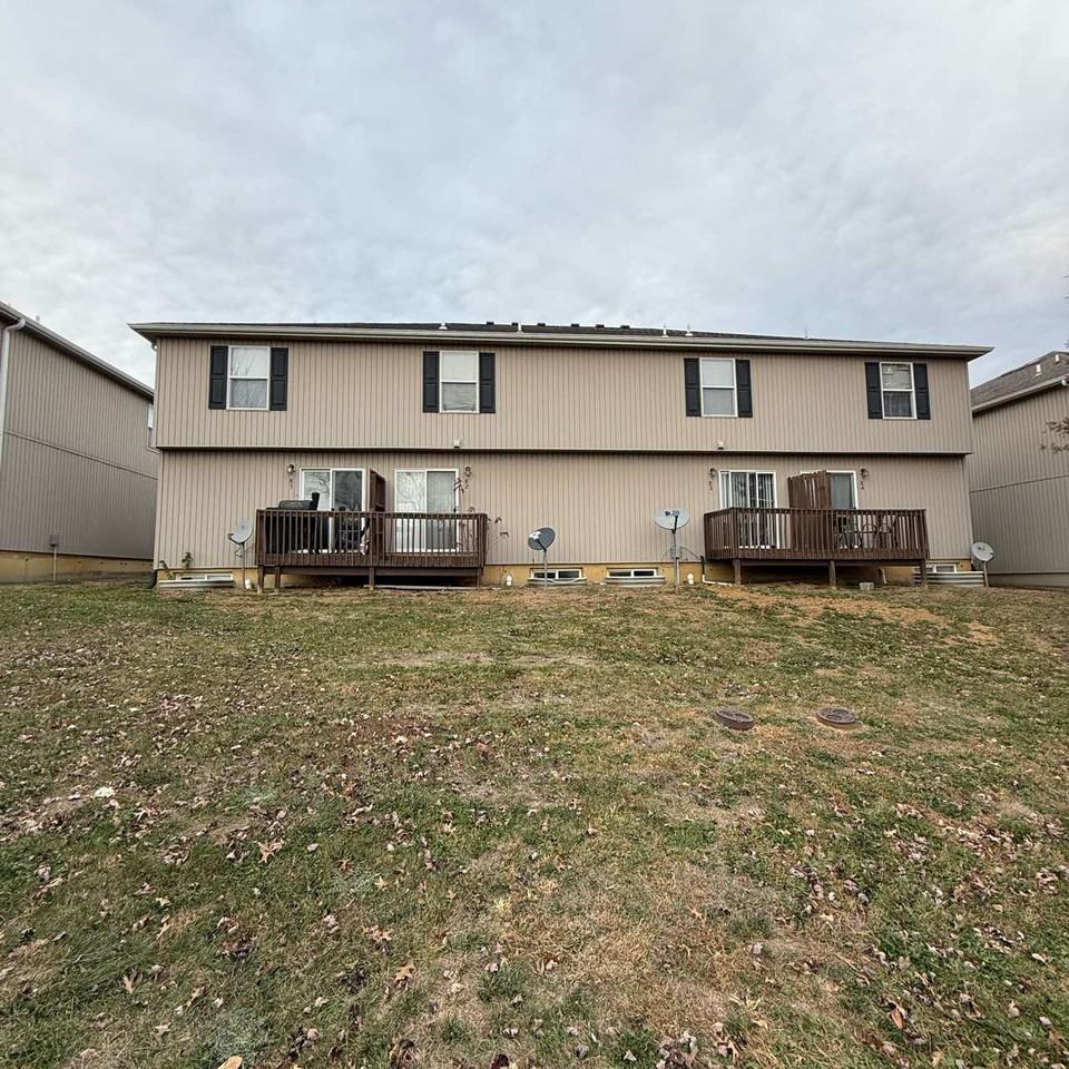 425 Hawthorne Blvd #2 - Photo 2 of 3