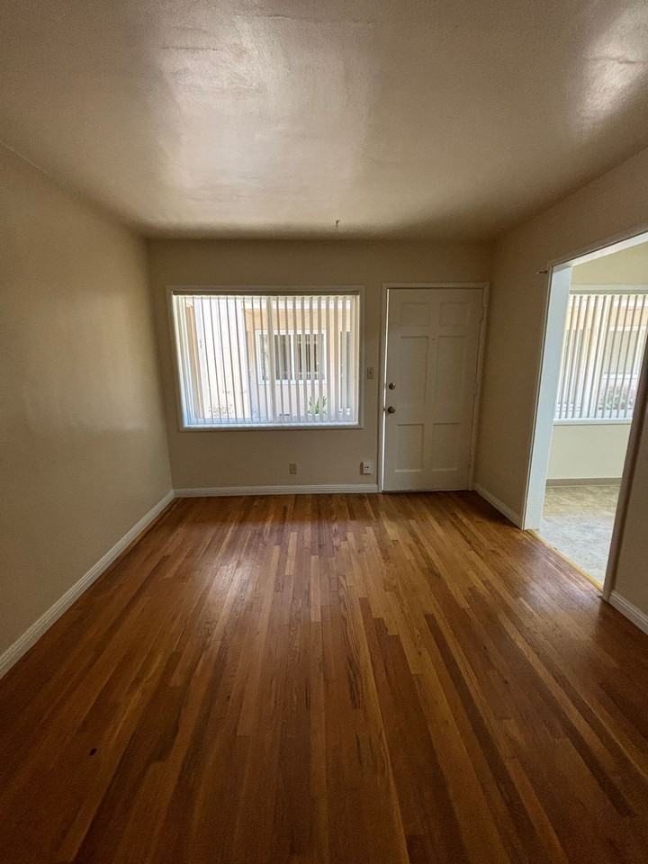 Golden Lantern Apartments - Photo 4 of 26