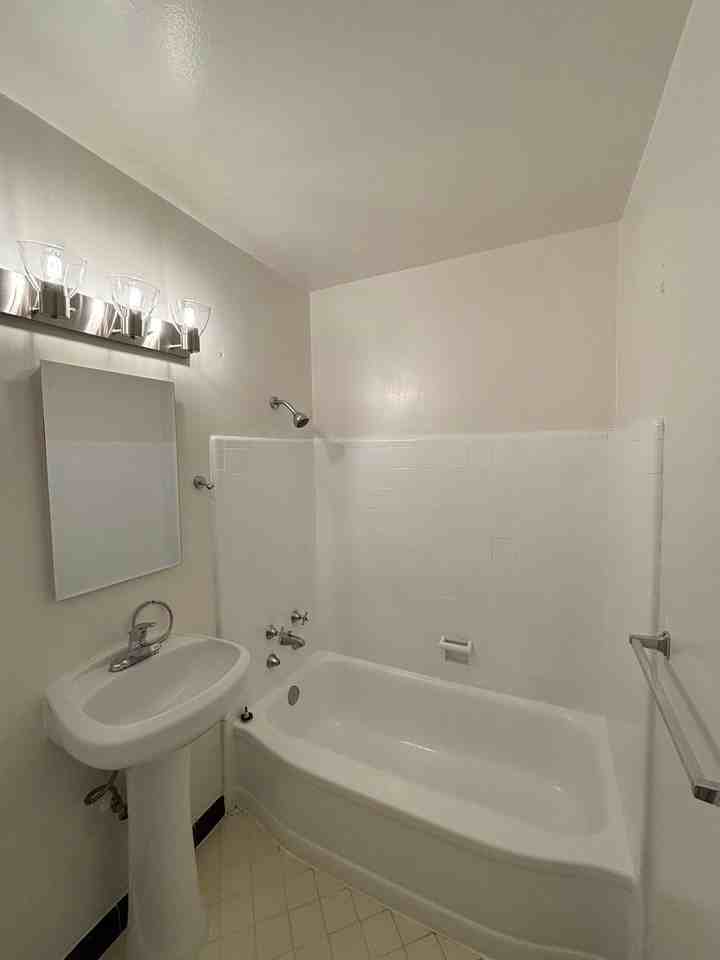 Golden Lantern Apartments - Photo 5 of 26