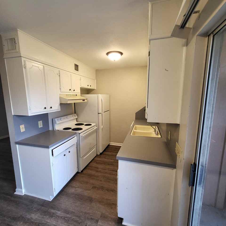 131 Regency Ave #C - Photo 2 of 8