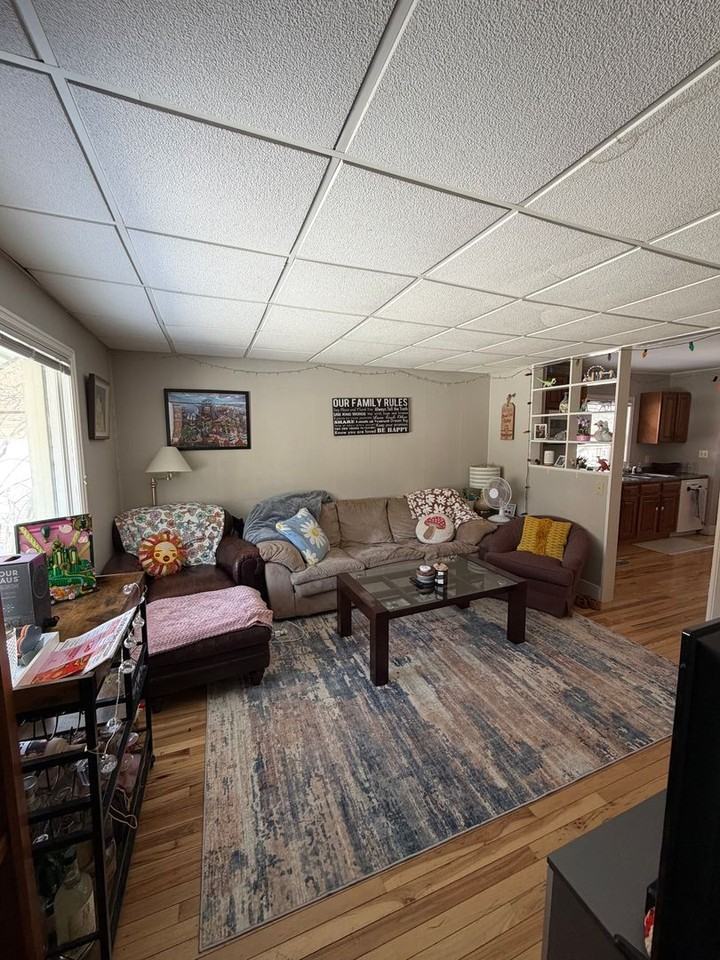 1426 E 4th St - Photo 2 of 18