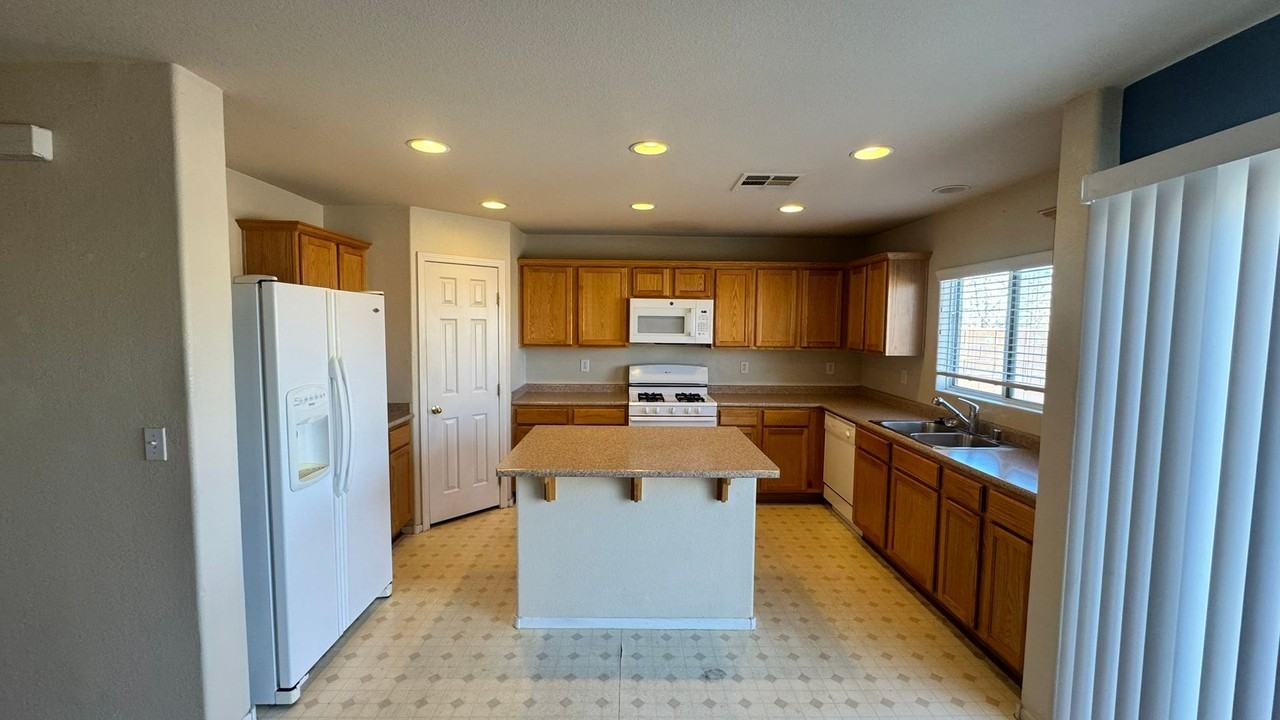 3752 Autumn King Ave - Photo 6 of 27