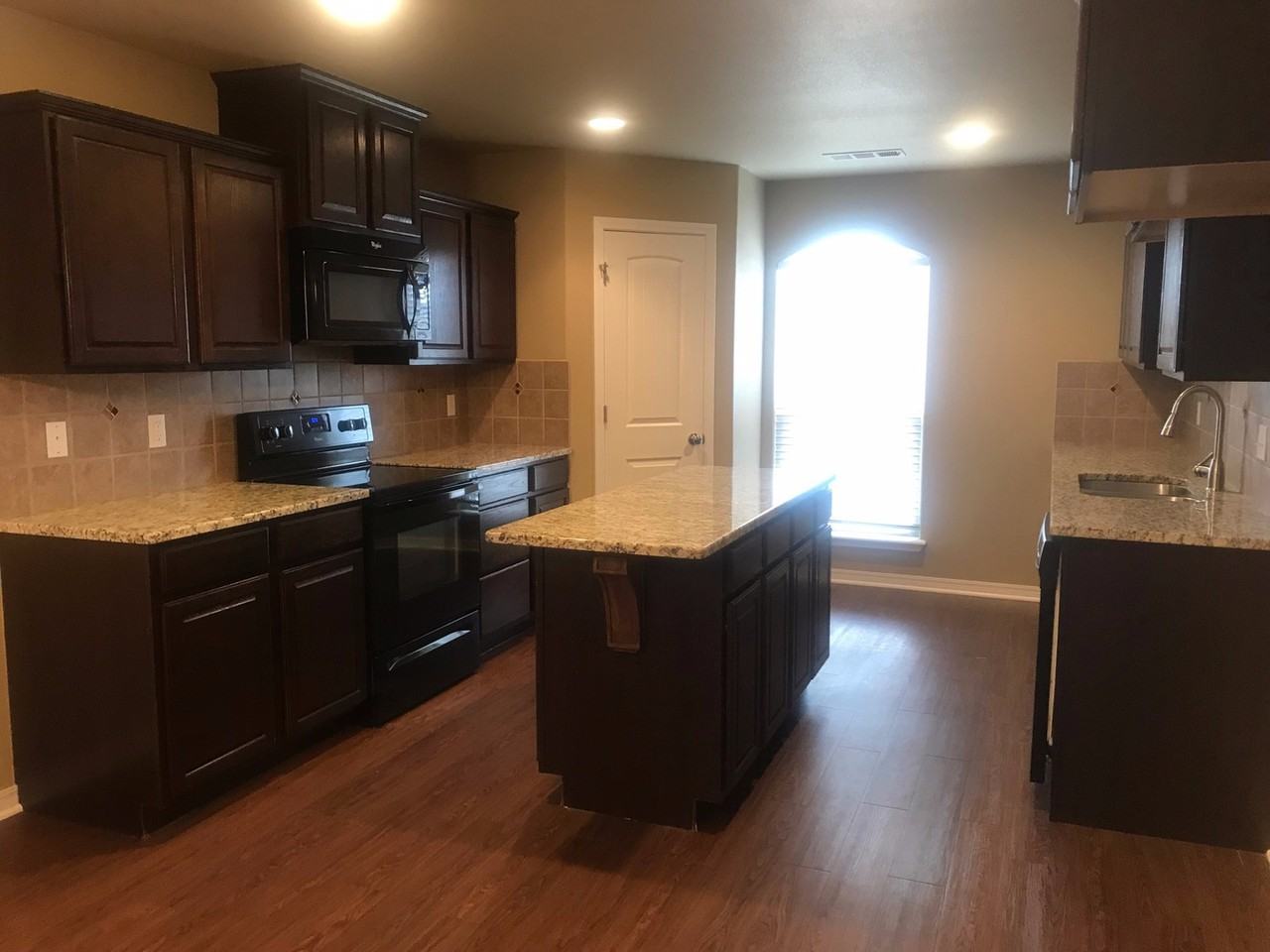 7408 Topeka Dr - Photo 6 of 17