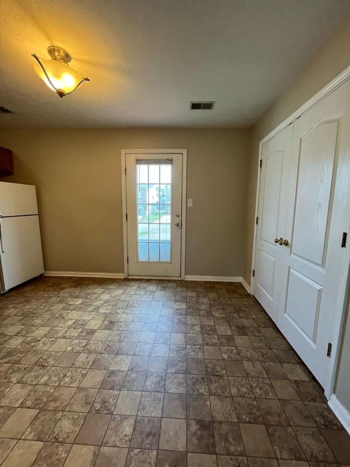 223 John Sutherland Dr - Photo 6 of 12