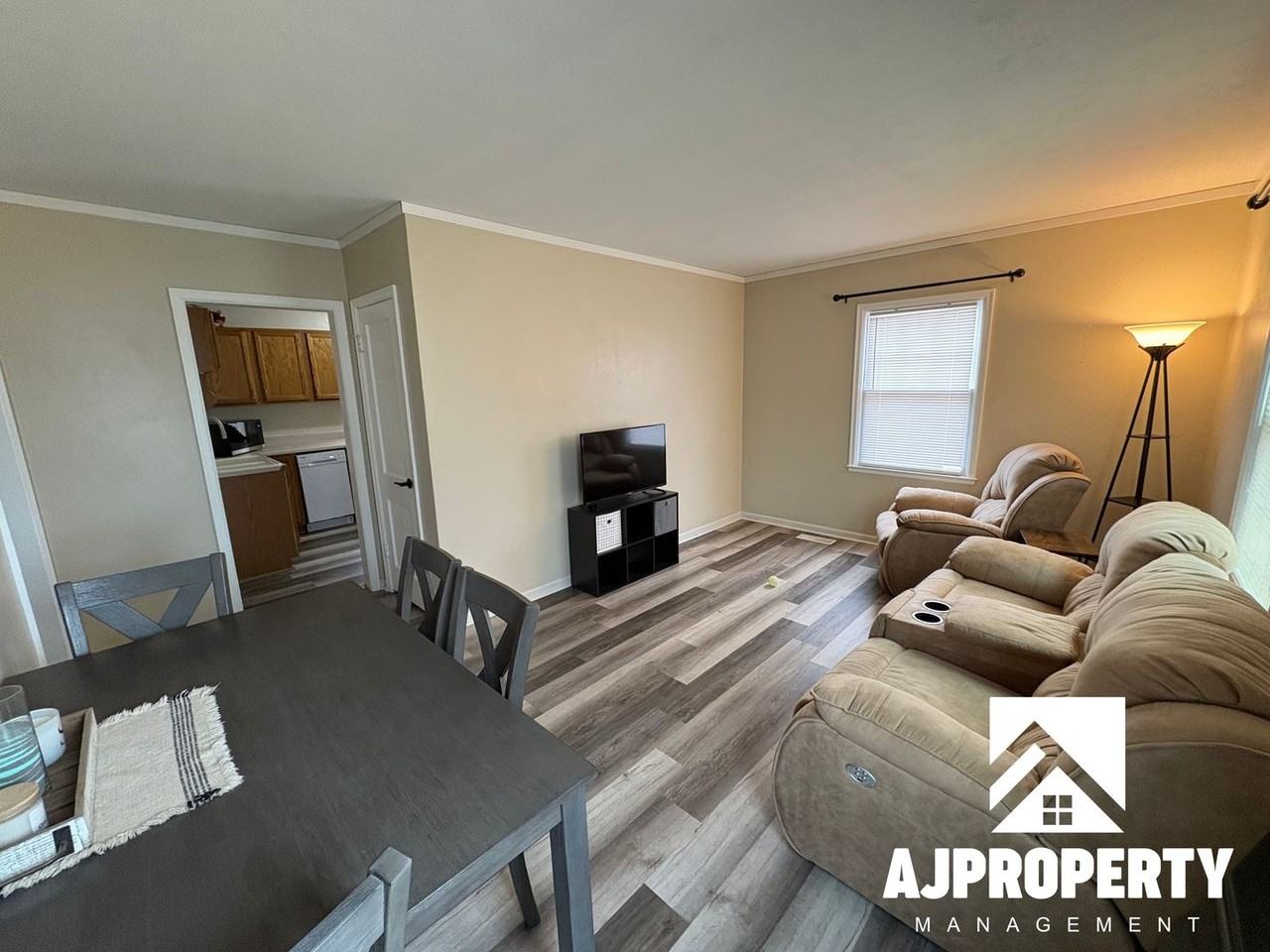 809 E Presentation St - Photo 3 of 20