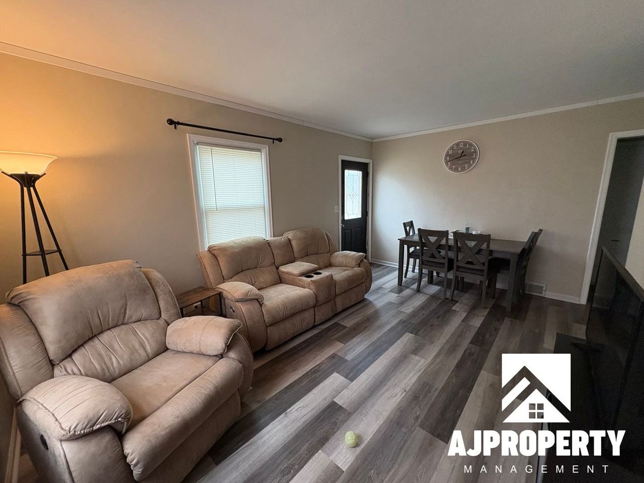 809 E Presentation St - Photo 4 of 20