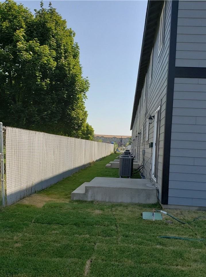 3-bedroom, 2.5-bath townhouse - Photo 2 of 12