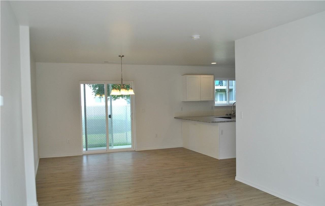 3-bedroom, 2.5-bath townhouse - Photo 5 of 12